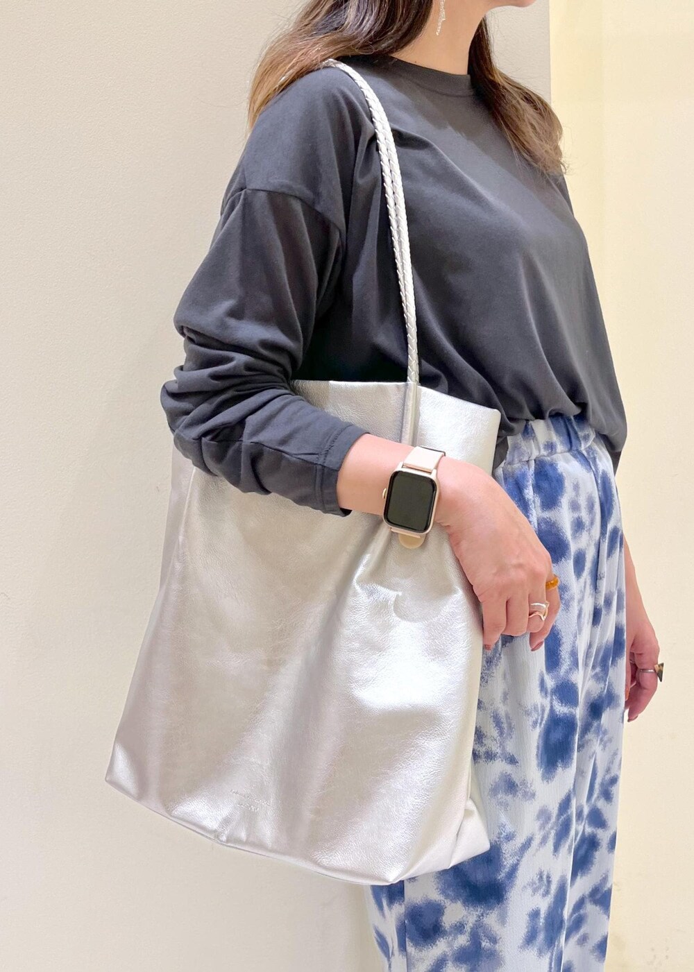 シルバー系のトートバッグ、ブルー系のその他パンツ、グレー系のTシャツ/カットソーを着用したレディースの春コーディネートの7枚目の写真