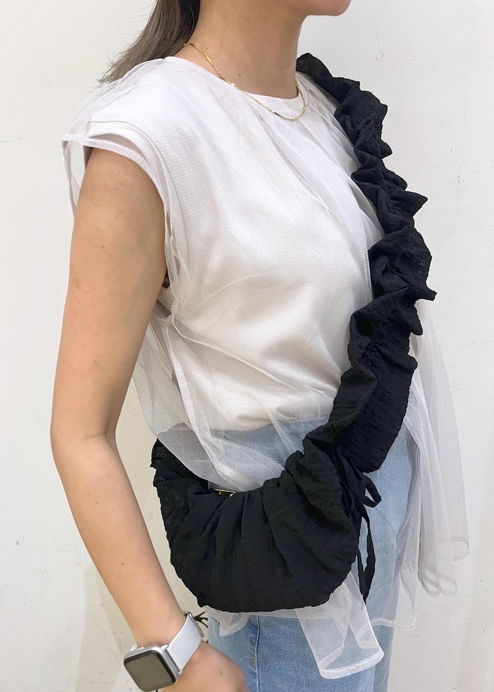 グレー系のTシャツ/カットソー、ベージュ系のサンダル、ブラック系のショルダーバッグを着用したレディースの夏コーディネートの6枚目の写真
