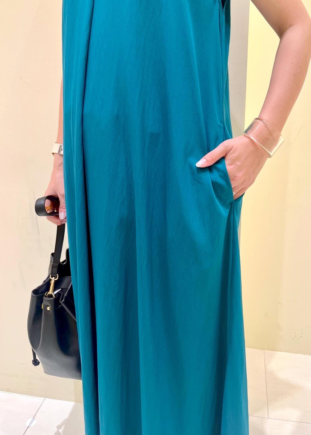 グリーン系のワンピース、ブラック系のニット/セーター、ベージュ系のその他パンツを着用したレディースの夏コーディネートの8枚目の写真