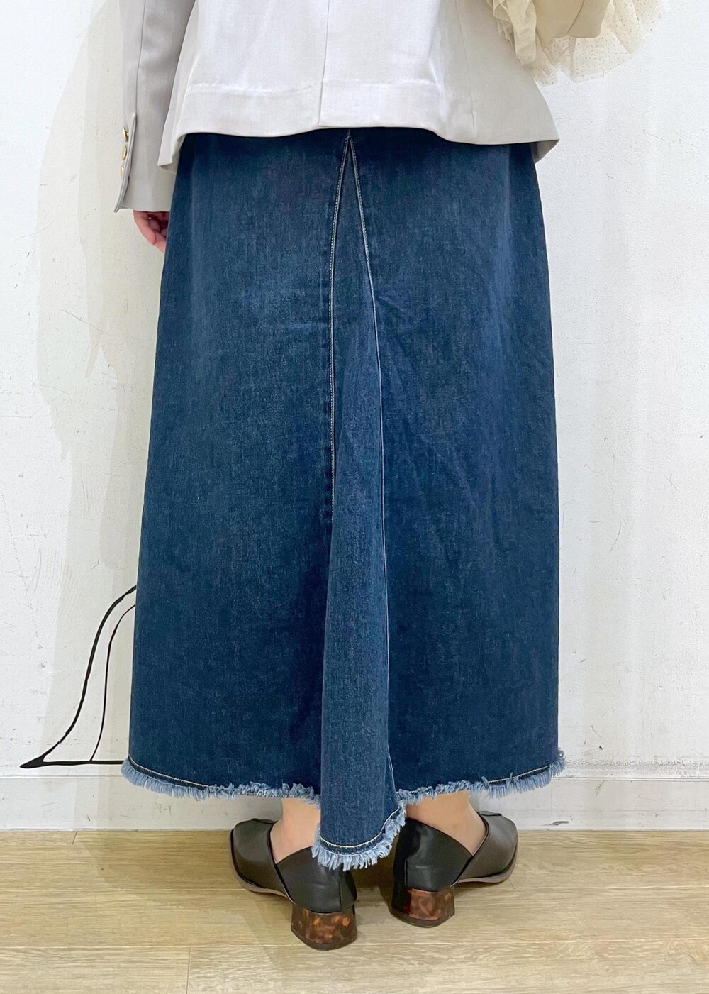 ブラック系のニット/セーター、ブラック系のニット/セーター、ブルー系のデニムスカートを着用したレディースの冬コーディネートの9枚目の写真