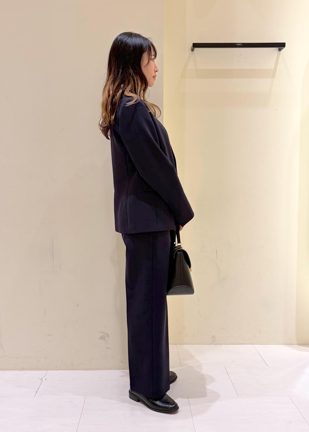 ホワイト系のTシャツ/カットソー、ブルー系のその他パンツ、ブルー系のノーカラージャケットを着用したレディースの冬コーディネートの2枚目の写真