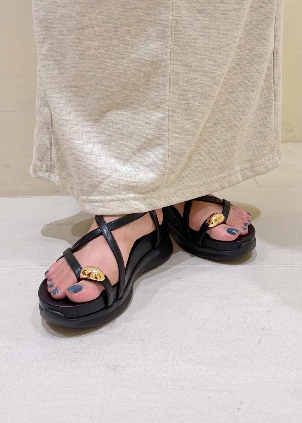 グレー系のショルダーバッグ、ブラック系のサンダル、グレー系のTシャツ/カットソーを着用したレディースの夏コーディネートの10枚目の写真
