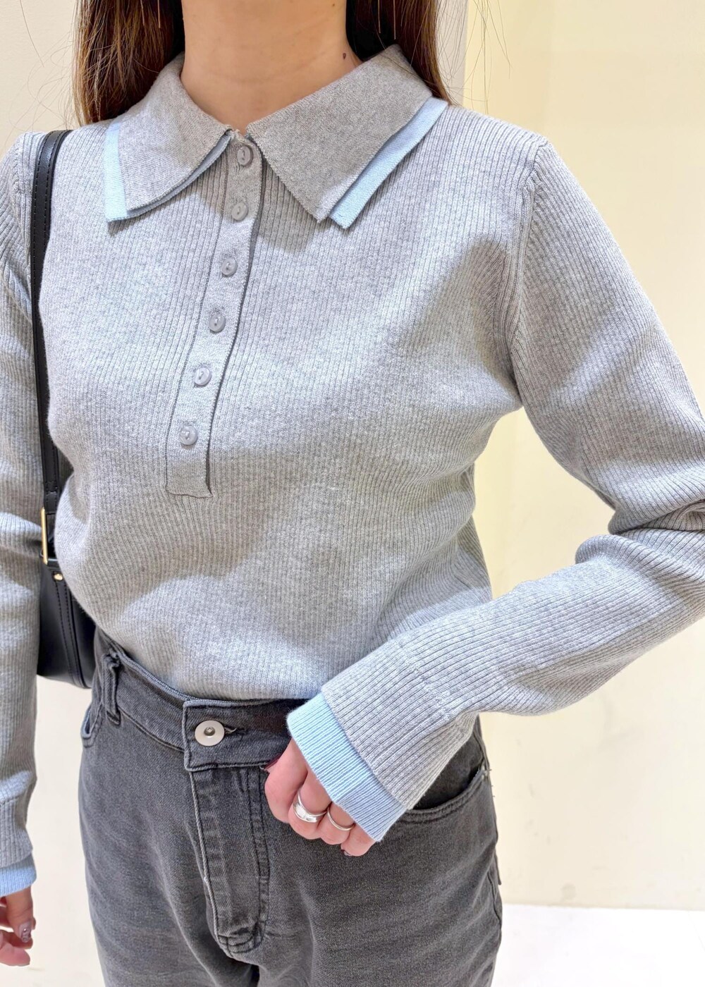 ブラック系のショルダーバッグ、ブラック系のローファー、グレー系のニット/セーターを着用したレディースの冬コーディネートの5枚目の写真