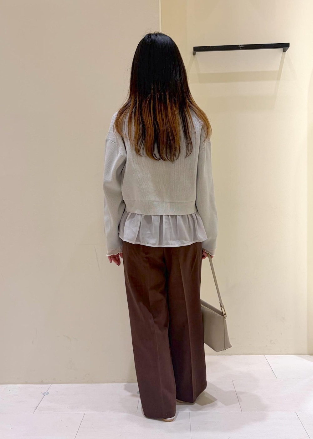 ホワイト系のTシャツ/カットソー、グレー系のカーディガン/ボレロ、ブラウン系のその他パンツを着用したレディースの春コーディネートの4枚目の写真