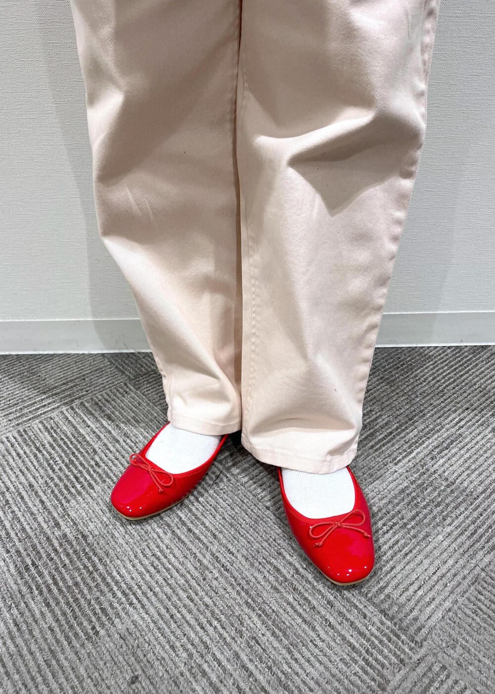 シルバー系のトートバッグ、シルバー系のトートバッグ、ブルー系のTシャツ/カットソーを着用したレディースの春コーディネートの10枚目の写真