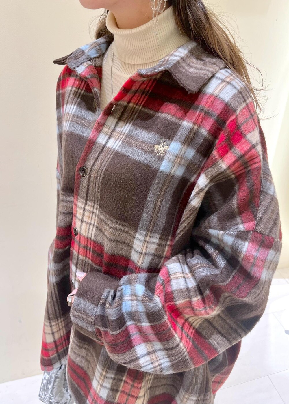 ブラック系のブーツ、ホワイト系のニット/セーター、シルバー系のハンドバッグを着用したレディースの冬コーディネートの5枚目の写真