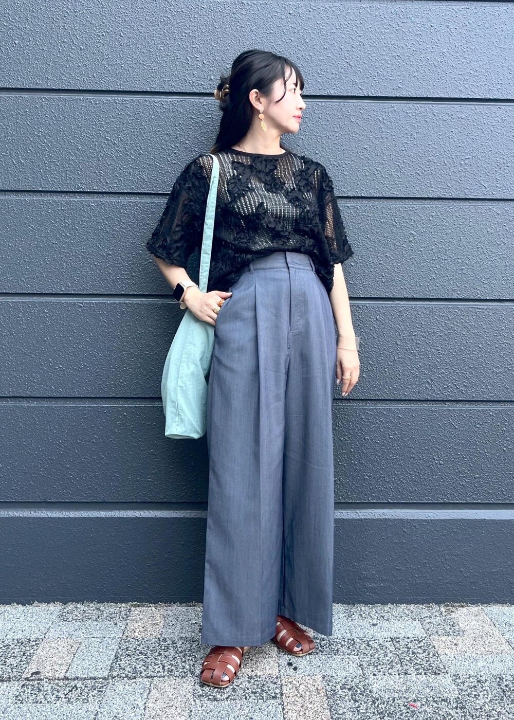 グレー系のタンクトップ、ブラック系のTシャツ/カットソー、ブルー系のその他パンツを着用したレディースの春コーディネートの9枚目の写真