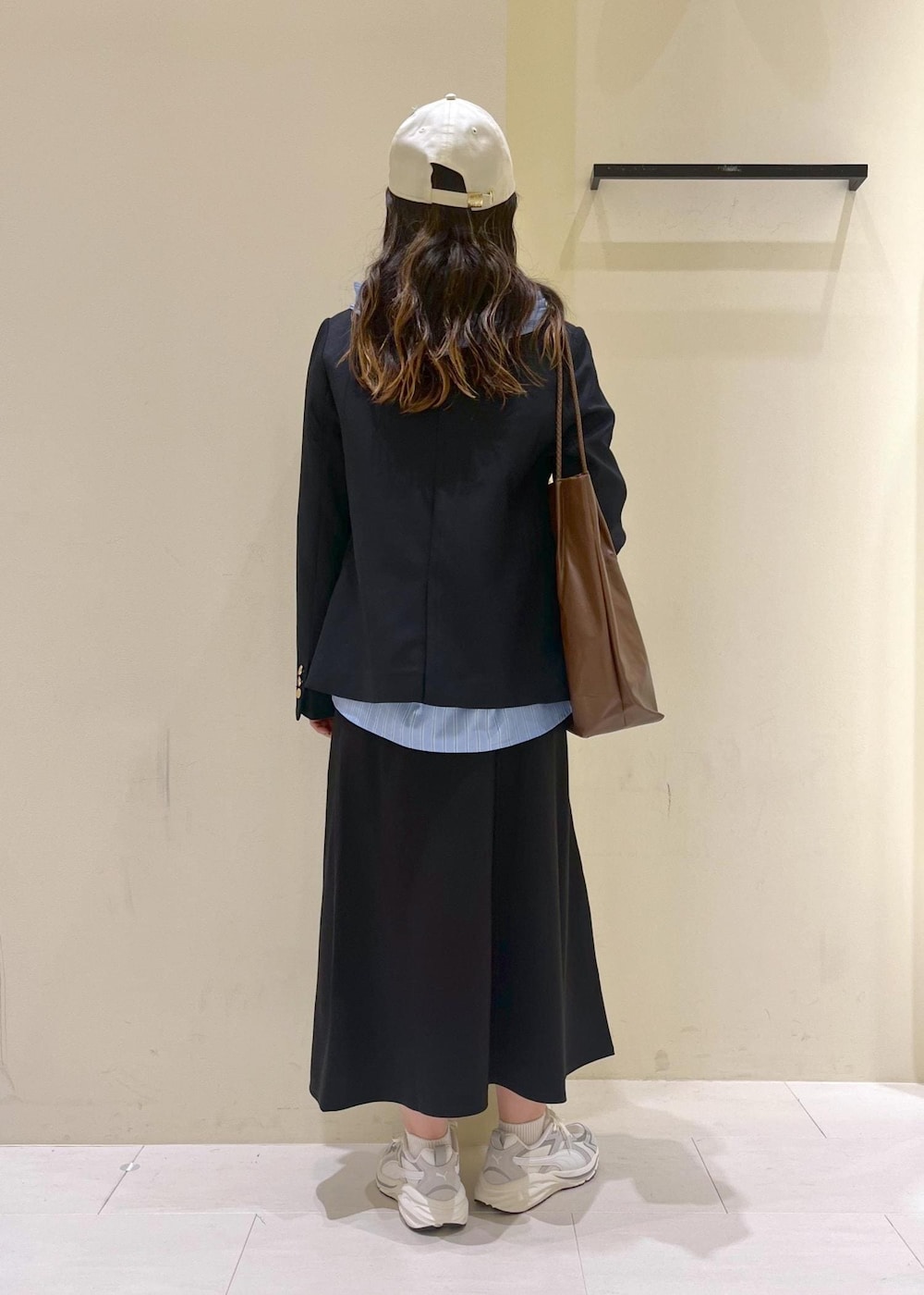 ブラウン系のトートバッグ、ブラウン系のトートバッグ、ブルー系のテーラードジャケットを着用したレディースの秋コーディネートの3枚目の写真