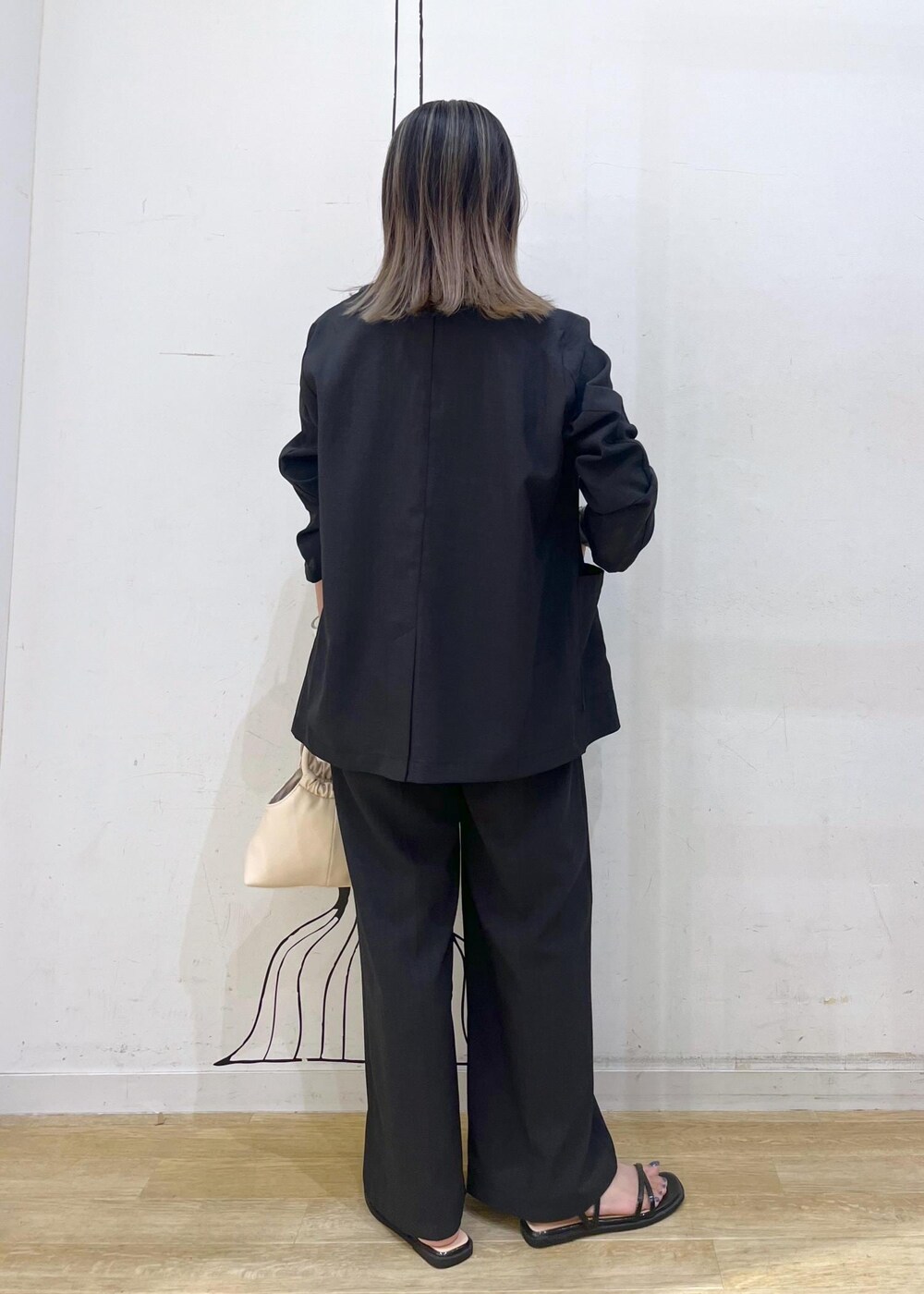 ブラック系のサンダル、グレー系のその他パンツ、ホワイト系のTシャツ/カットソーを着用したレディースの夏コーディネートの5枚目の写真