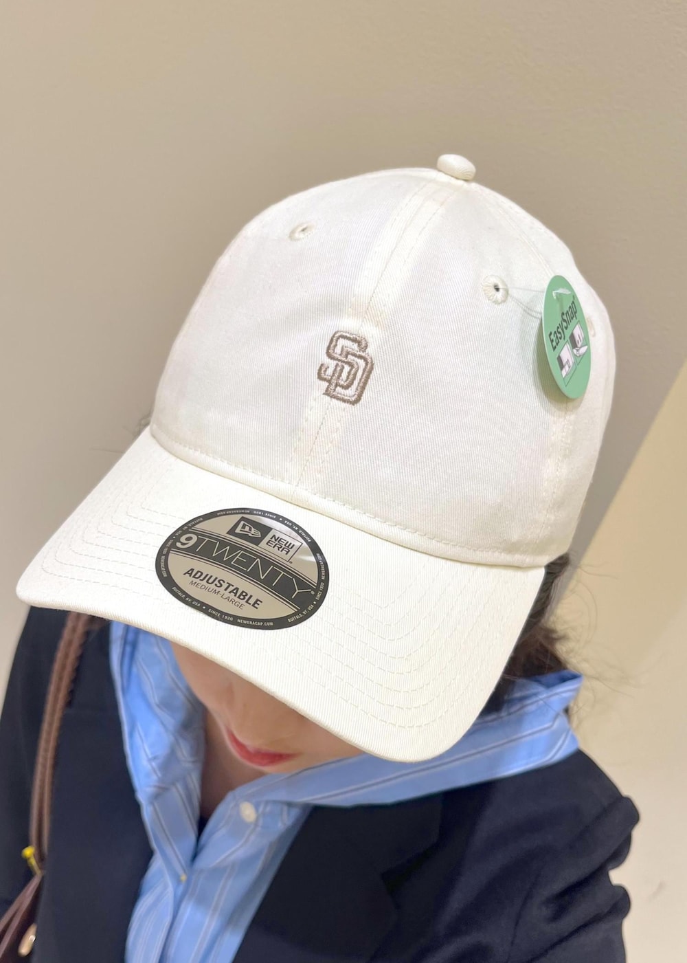 ブラウン系のトートバッグ、ブラウン系のトートバッグ、ブルー系のテーラードジャケットを着用したレディースの秋コーディネートの5枚目の写真