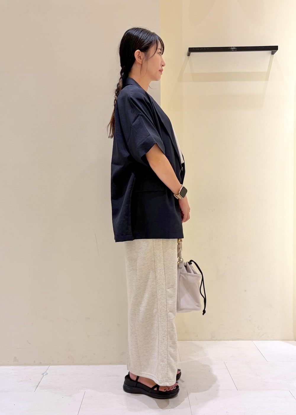 グレー系のスカート、グレー系のTシャツ/カットソー、ブルー系のテーラードジャケットを着用したレディースの秋コーディネートの4枚目の写真