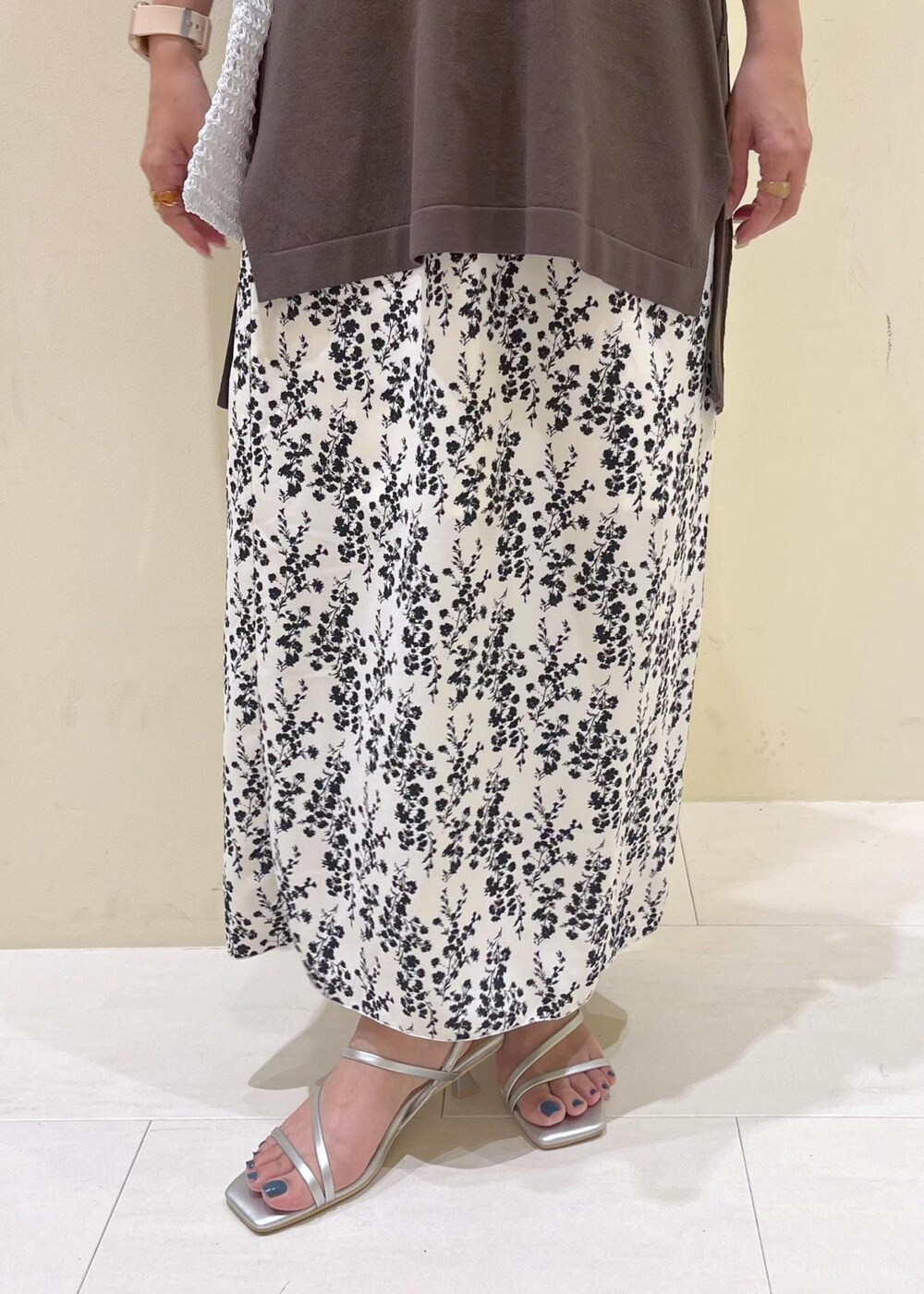 その他のショルダーバッグ、シルバー系のサンダル、ホワイト系のスカートを着用したレディースの夏コーディネートの8枚目の写真