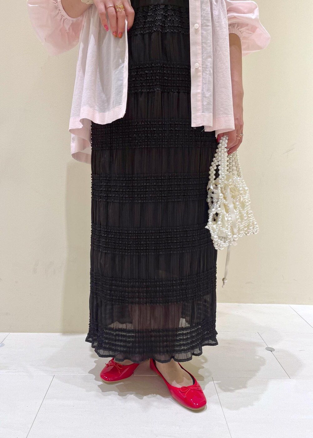 グレー系のタンクトップ、レッド系のバレエシューズ、ピンク系のシャツ/ブラウスを着用したレディースの春コーディネートの8枚目の写真