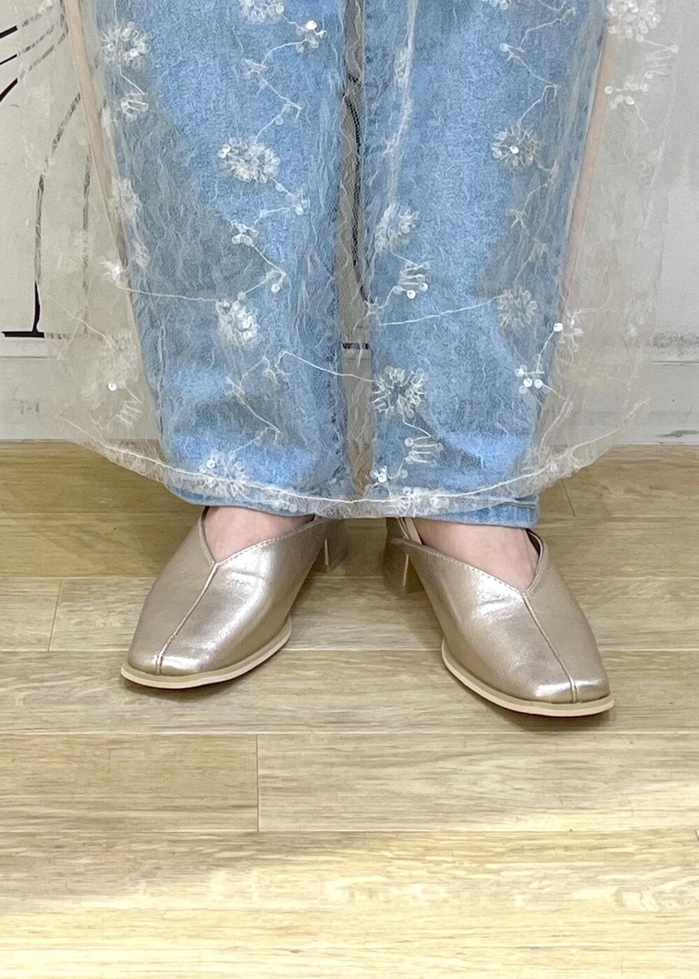 ホワイト系のスカート、ブラック系のニット/セーター、ブラック系のテーラードジャケットを着用したレディースの秋コーディネートの10枚目の写真