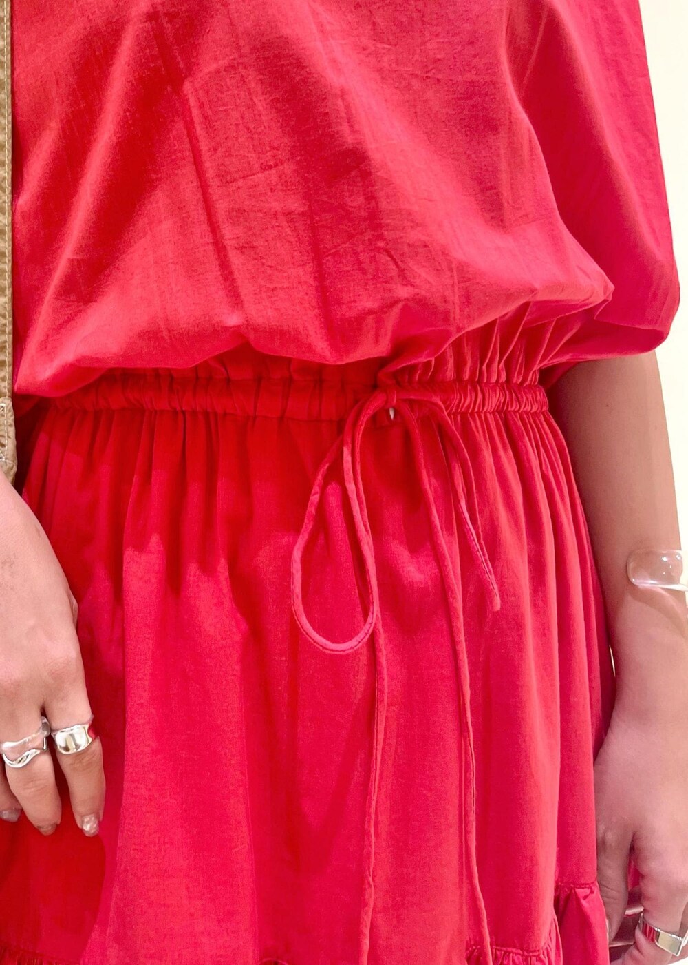 ブラウン系のサンダル、レッド系のワンピース、ブラウン系のトートバッグを着用したレディースの夏コーディネートの7枚目の写真