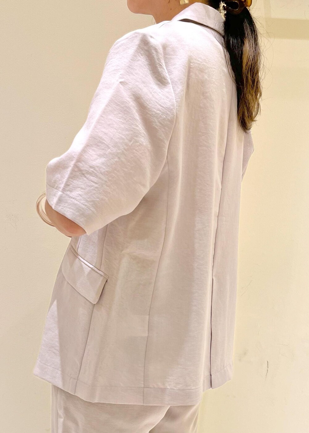 ベージュ系のタンクトップ、ベージュ系のその他パンツ、ベージュ系のテーラードジャケットを着用したレディースの夏コーディネートの7枚目の写真