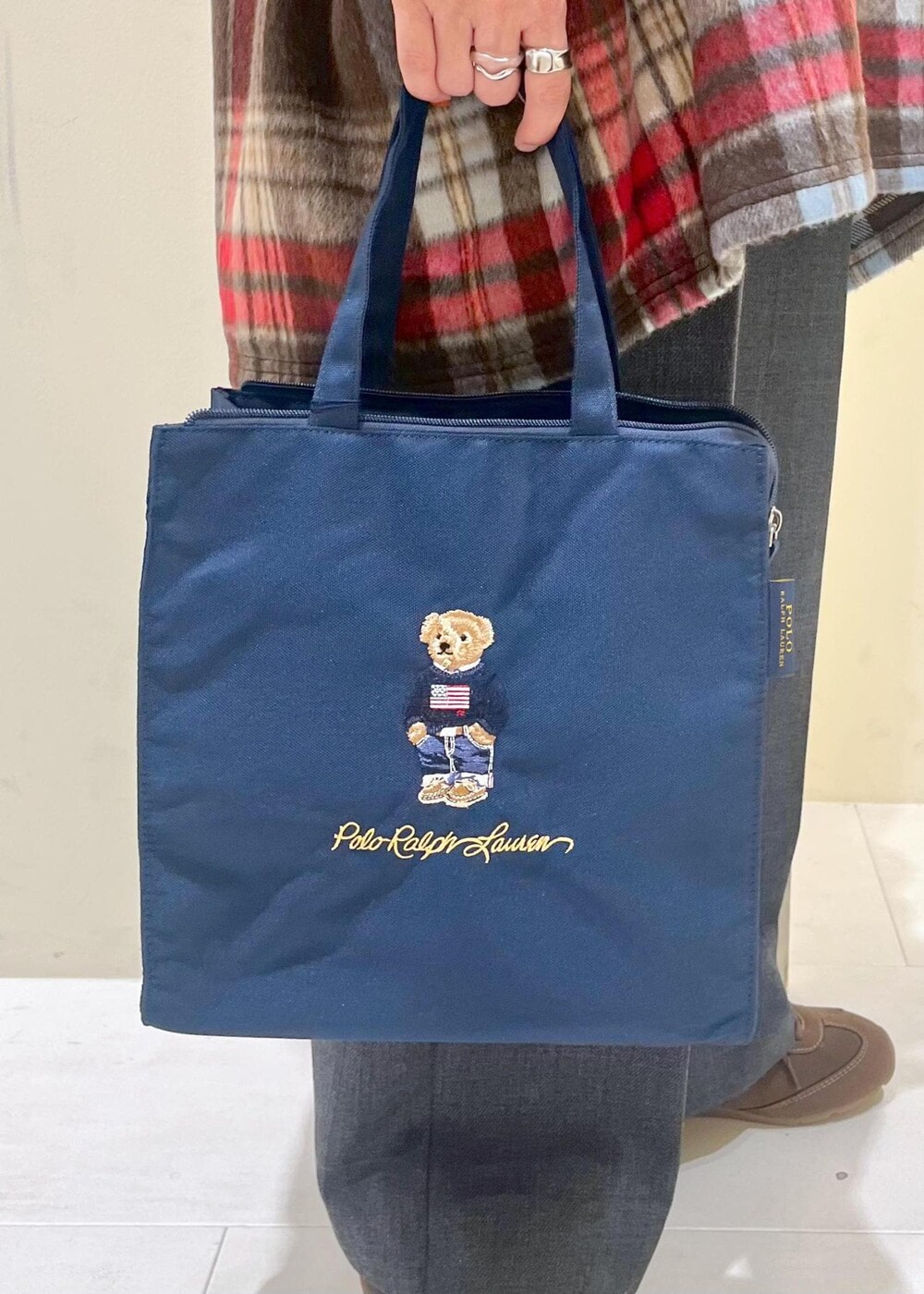 ブラウン系のシャツ/ブラウス、ホワイト系のニット/セーター、グレー系のスラックスを着用したレディースの冬コーディネートの10枚目の写真