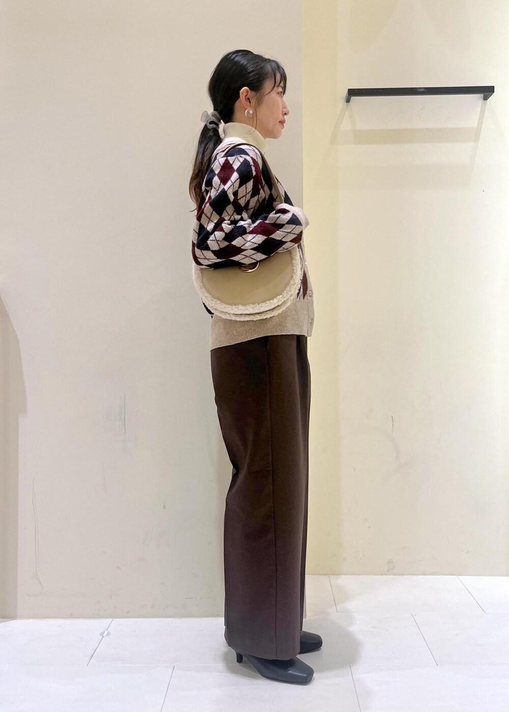 ベージュ系のカーディガン/ボレロ、ホワイト系のニット/セーター、ブラウン系のその他パンツを着用したレディースの秋コーディネートの2枚目の写真