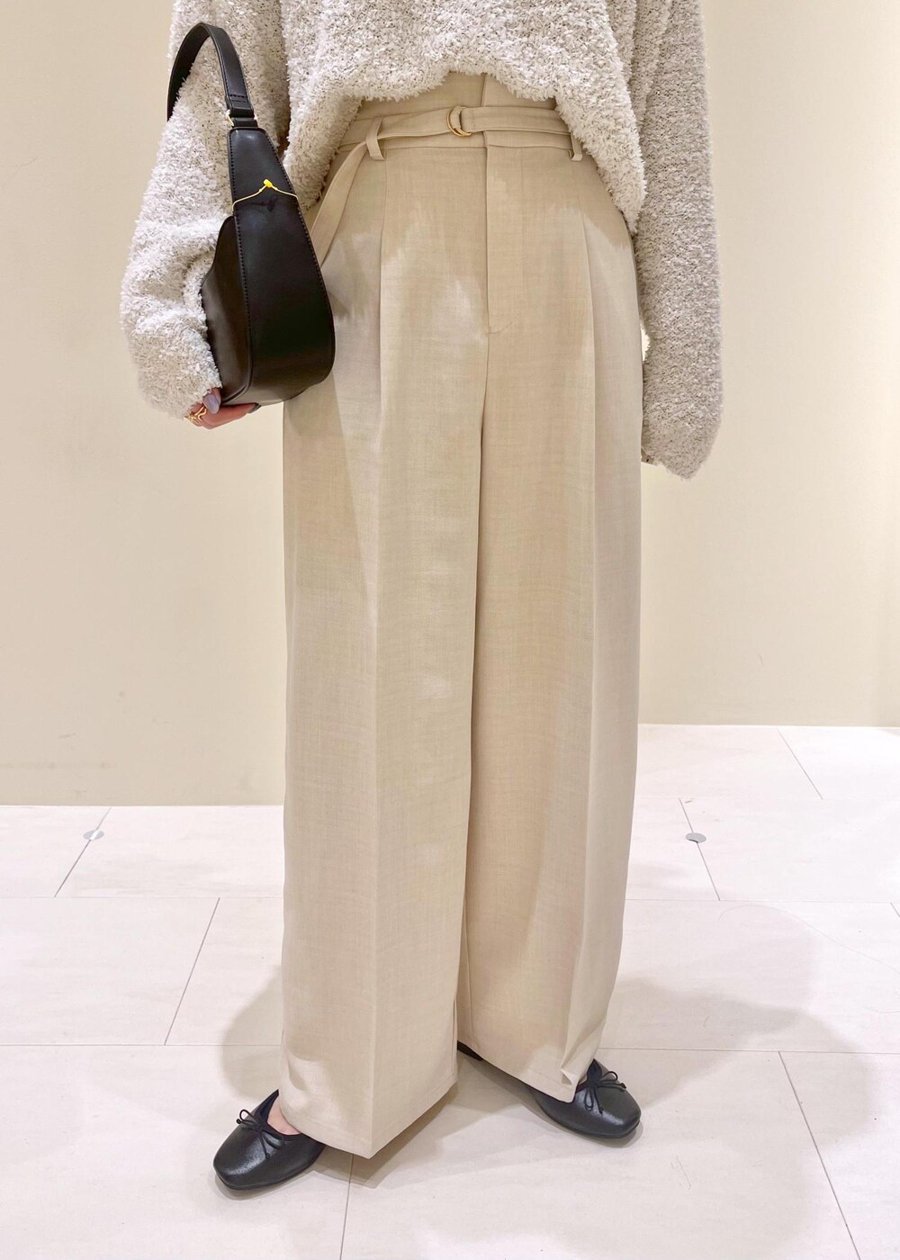 ブラック系のハンドバッグ、グレー系のニット/セーター、ブラック系のバレエシューズを着用したレディースの春コーディネートの8枚目の写真