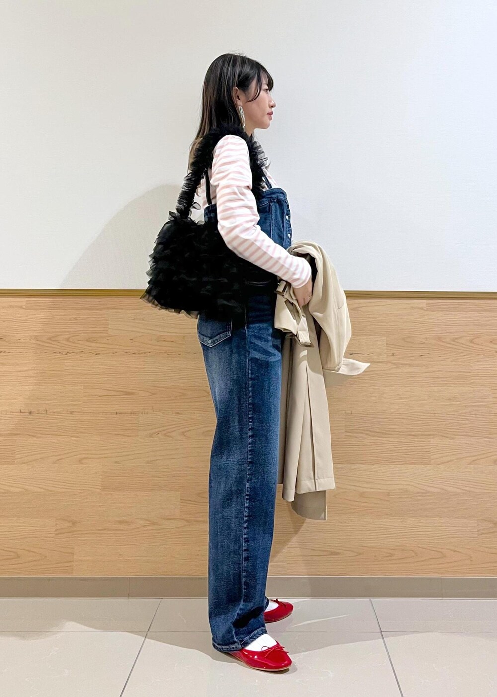 ブルー系のデニムパンツ、ブラック系のショルダーバッグ、ピンク系のTシャツ/カットソーを着用したレディースの春コーディネートの3枚目の写真