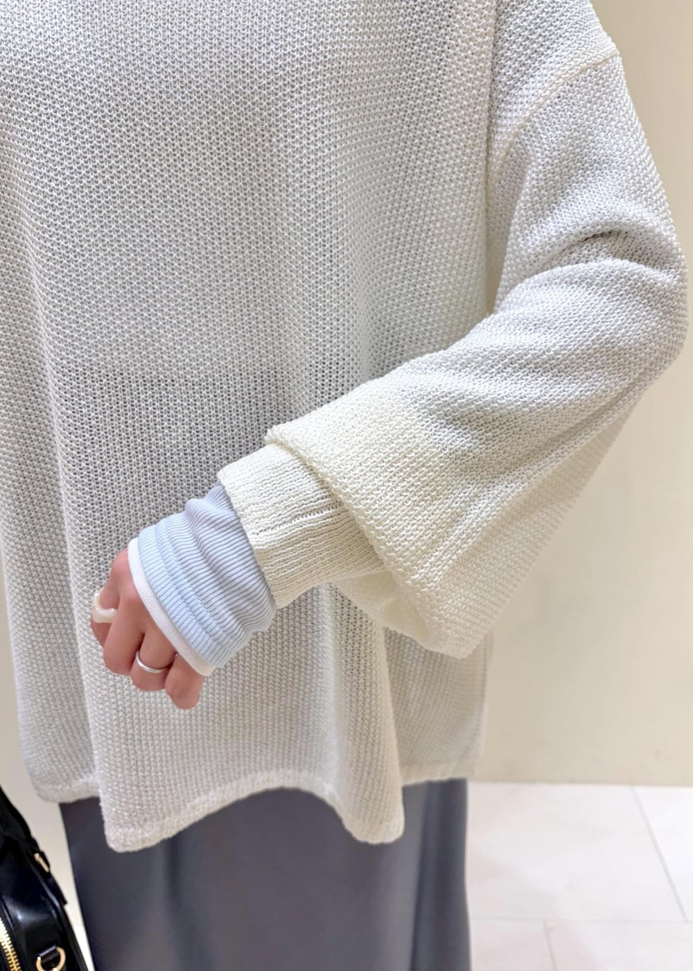 ブラック系のローファー、ブラック系のボストンバッグ、ブルー系のTシャツ/カットソーを着用したレディースの春コーディネートの6枚目の写真