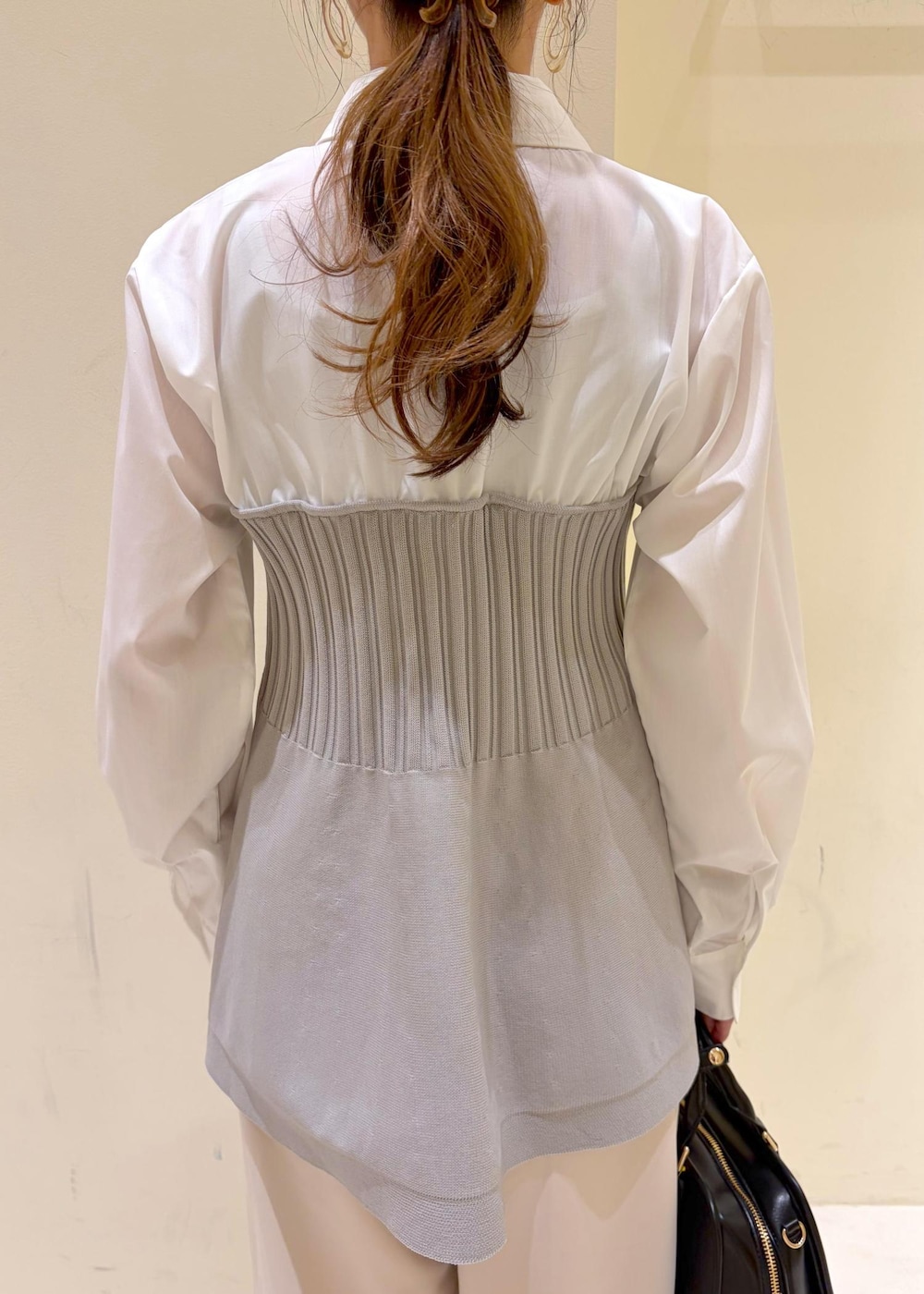 ブラック系のボストンバッグ、グレー系のシャツ/ブラウス、ベージュ系のその他パンツを着用したレディースの冬コーディネートの6枚目の写真