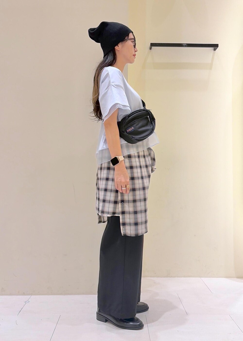 ホワイト系のシャツ/ブラウス、ブルー系のTシャツ/カットソー、ブラック系のその他パンツを着用したレディースの夏コーディネートの2枚目の写真