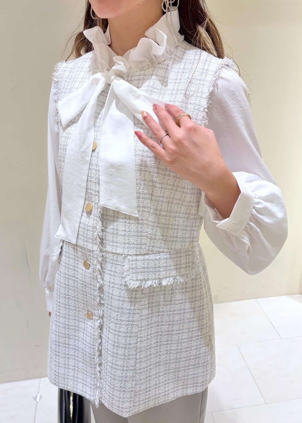 ブラック系のショルダーバッグ、ブラック系のローファー、グリーン系のその他パンツを着用したレディースの冬コーディネートの6枚目の写真