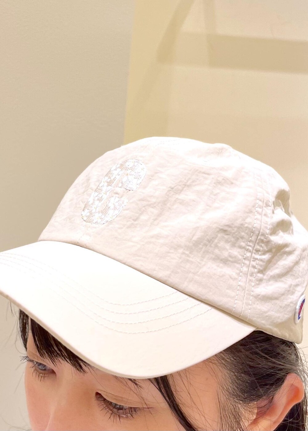 ブラック系のサンダル、ホワイト系のその他パンツ、ホワイト系のワンピースを着用したレディースの夏コーディネートの4枚目の写真