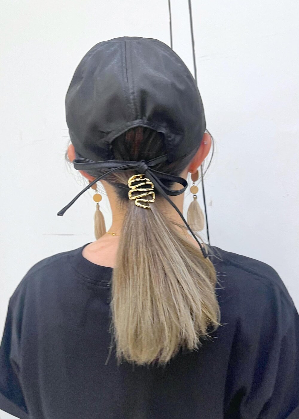 ホワイト系のスニーカー、グレー系のショルダーバッグ、ホワイト系のスカートを着用したレディースの夏コーディネートの5枚目の写真