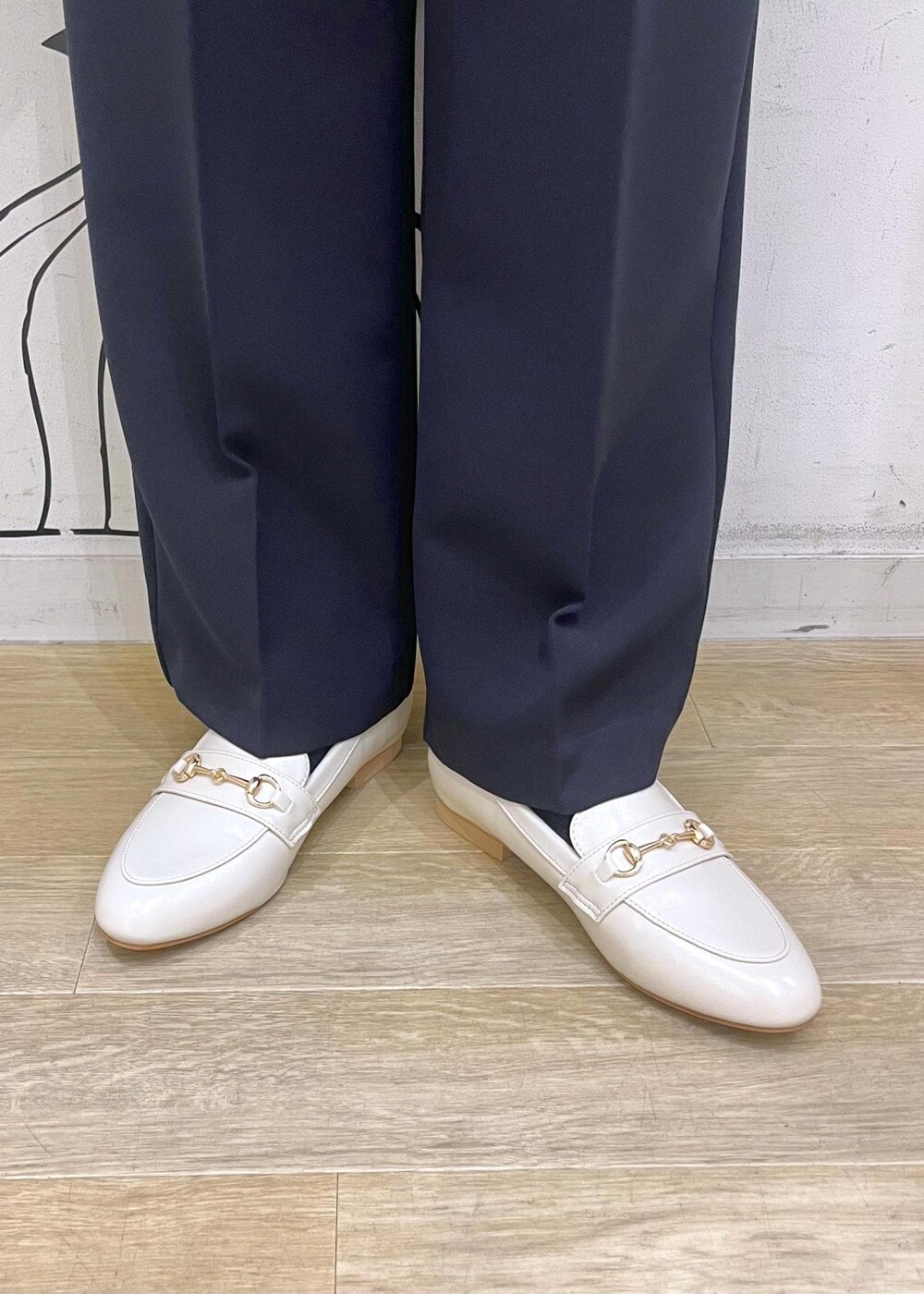 ホワイト系のベスト、ブルー系のその他パンツ、イエロー系のトートバッグを着用したレディースの冬コーディネートの10枚目の写真