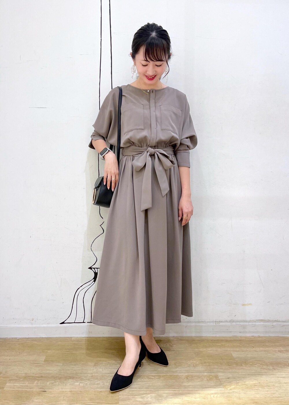 ブラック系のパンプス、ブラック系のパンプス、ブラック系のパンプスを着用したレディースの夏コーディネートの2枚目の写真