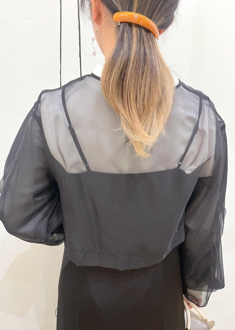 ベージュ系のローファー、ホワイト系のショルダーバッグ、ブラック系のドレスを着用したレディースの冬コーディネートの8枚目の写真