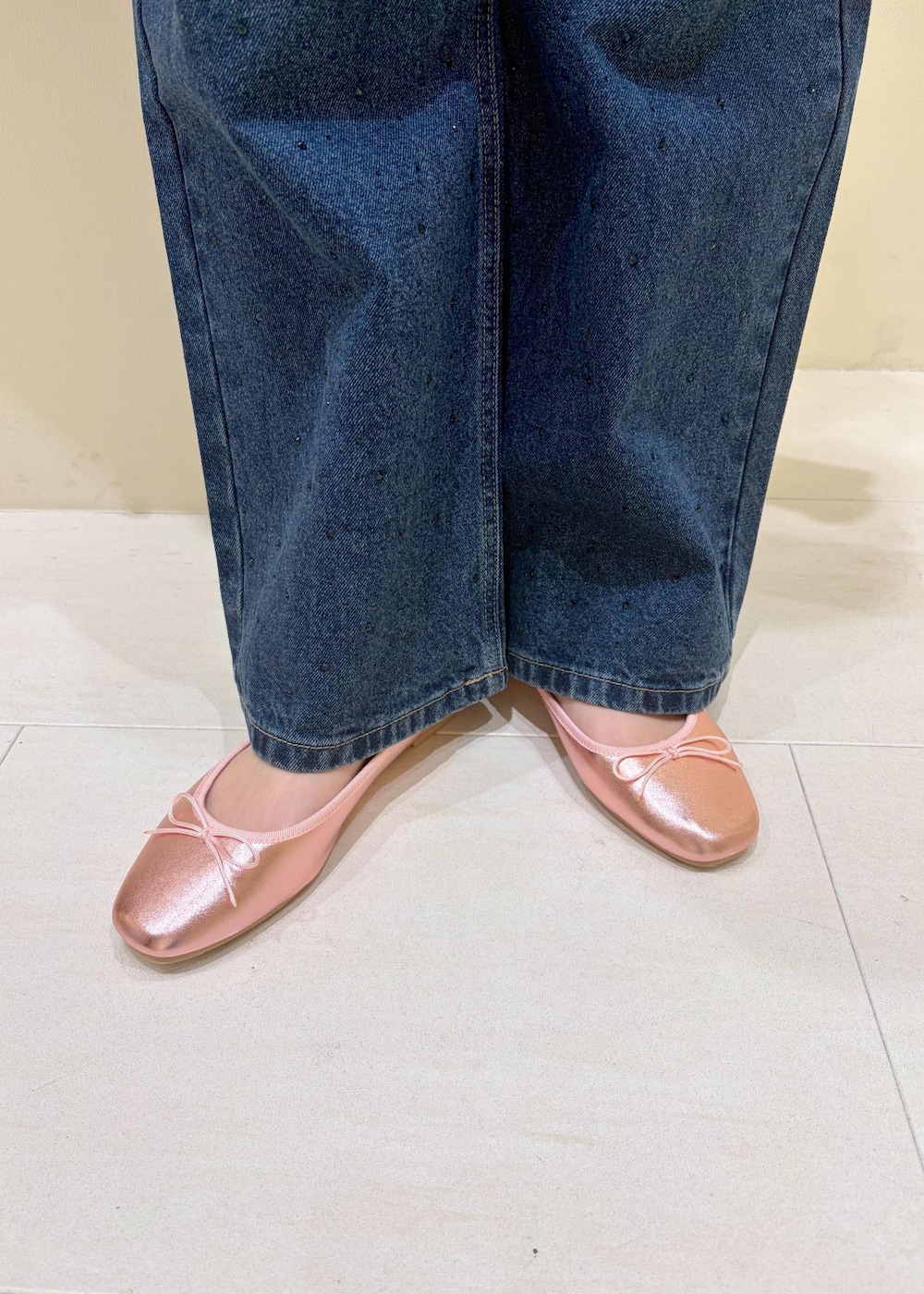 ブルー系のデニムパンツ、ベージュ系のTシャツ/カットソー、ピンク系のバレエシューズを着用したレディースの春コーディネートの10枚目の写真