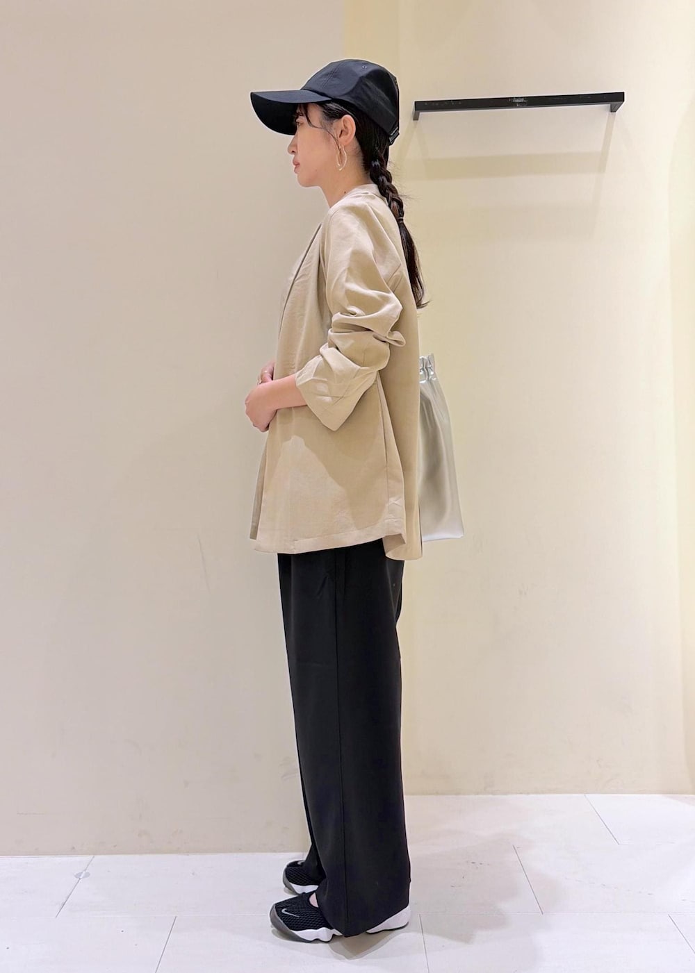 ベージュ系のテーラードジャケット、ブラック系のその他パンツ、シルバー系のトートバッグを着用したレディースの春コーディネートの5枚目の写真