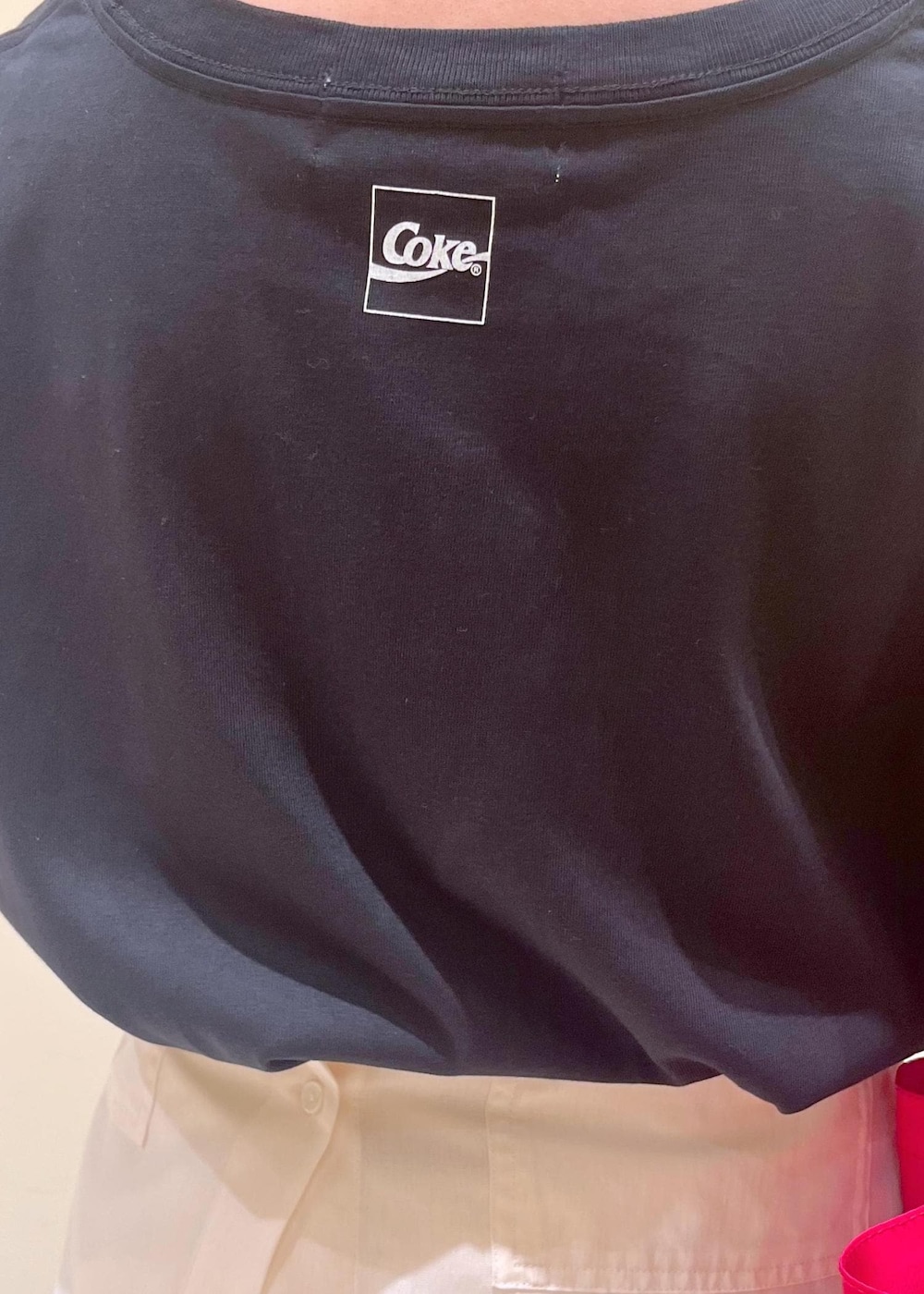 ホワイト系のシャツ/ブラウス、イエロー系のスカート、ブラック系のTシャツ/カットソーを着用したレディースの夏コーディネートの6枚目の写真