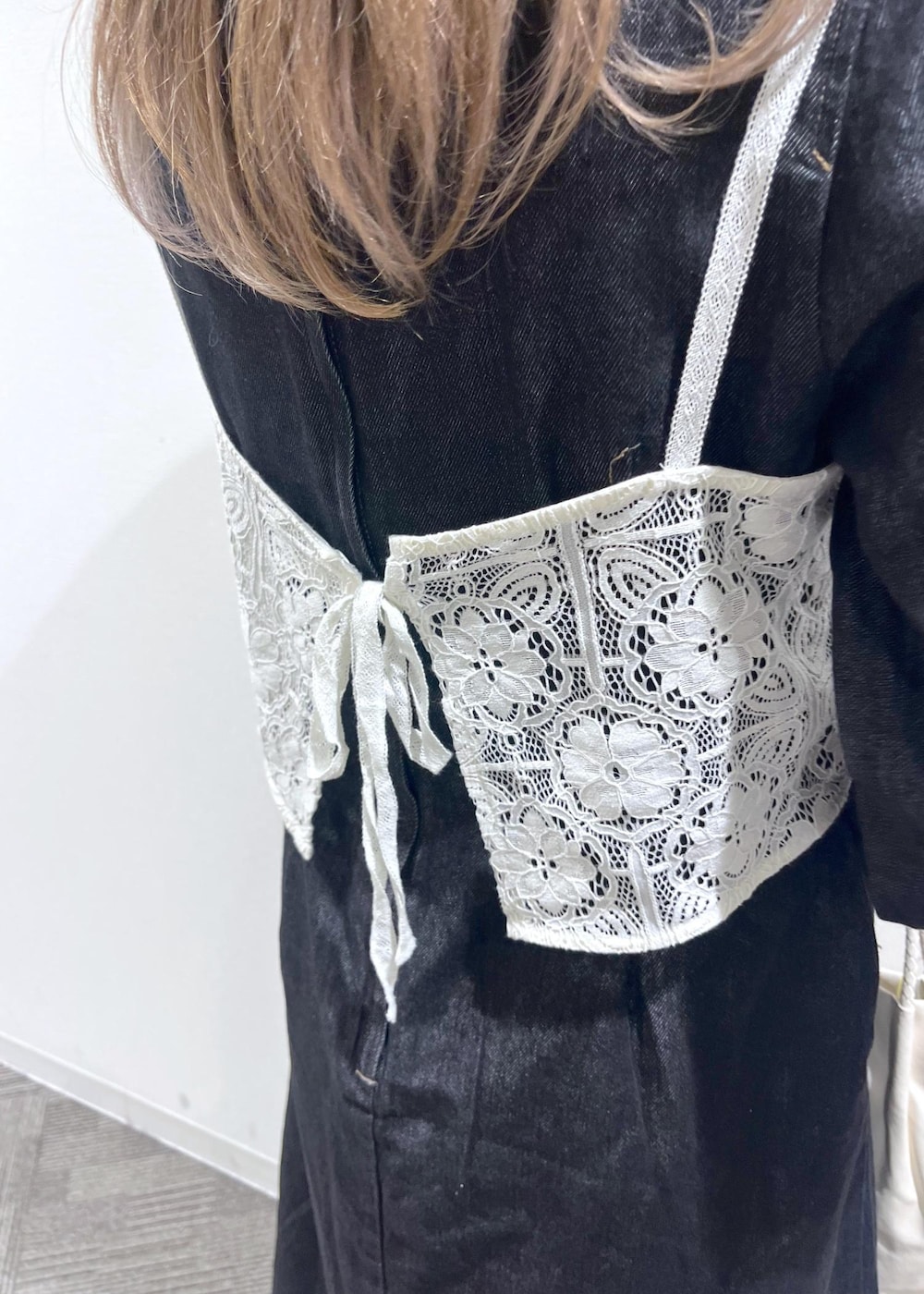 ホワイト系のトートバッグ、ホワイト系のキャミソール、レッド系のバレエシューズを着用したレディースの冬コーディネートの7枚目の写真