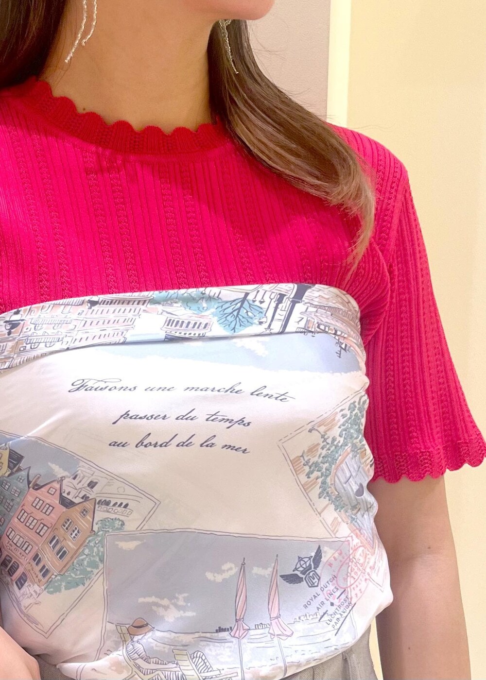 グレー系のその他パンツ、ブラウン系のトートバッグ、イエロー系のローファーを着用したレディースの春コーディネートの6枚目の写真