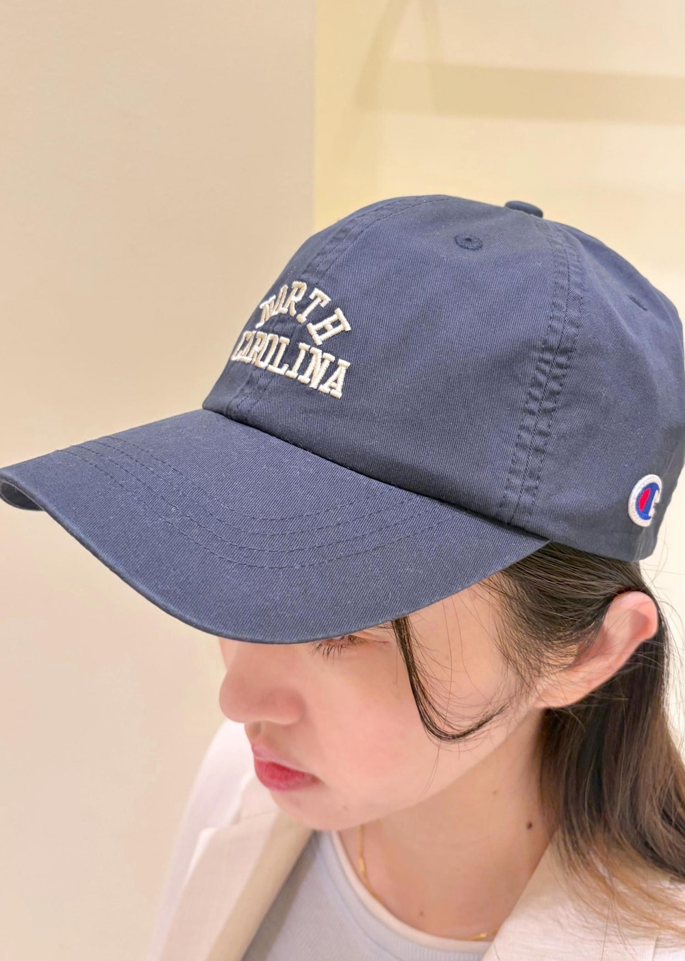 ベージュ系のその他パンツ、ベージュ系のテーラードジャケット、ブルー系のTシャツ/カットソーを着用したレディースの春コーディネートの9枚目の写真