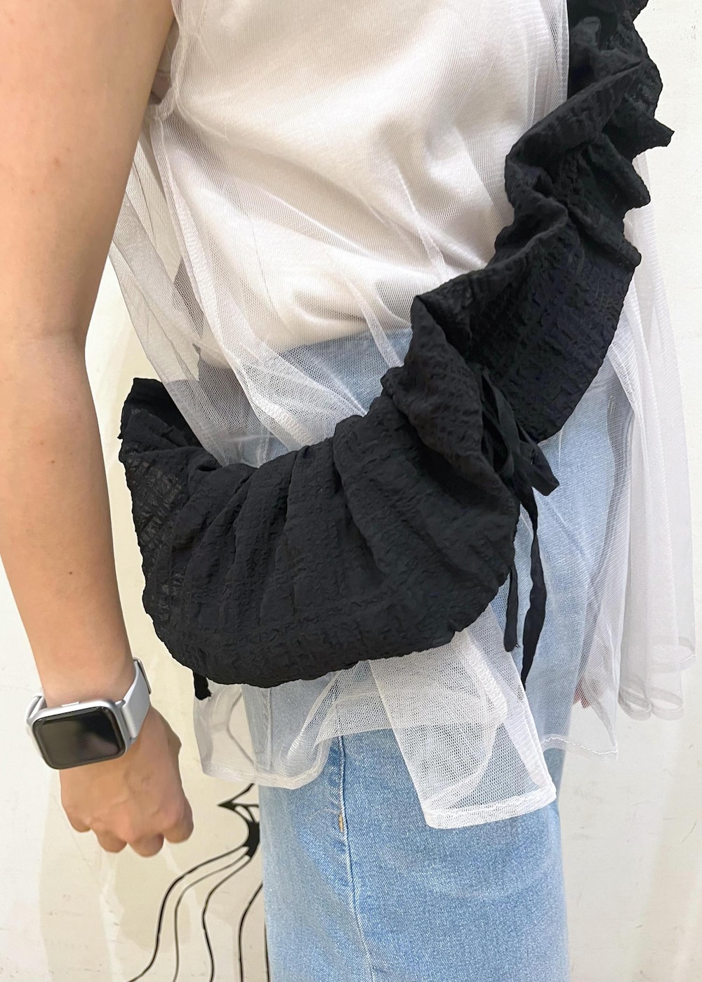 グレー系のTシャツ/カットソー、ベージュ系のサンダル、ブラック系のショルダーバッグを着用したレディースの夏コーディネートの7枚目の写真
