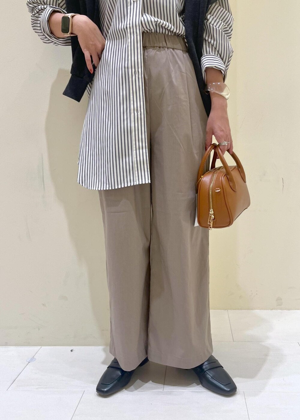 ブラック系のローファー、ベージュ系のその他パンツ、ホワイト系のシャツ/ブラウスを着用したレディースの秋コーディネートの8枚目の写真