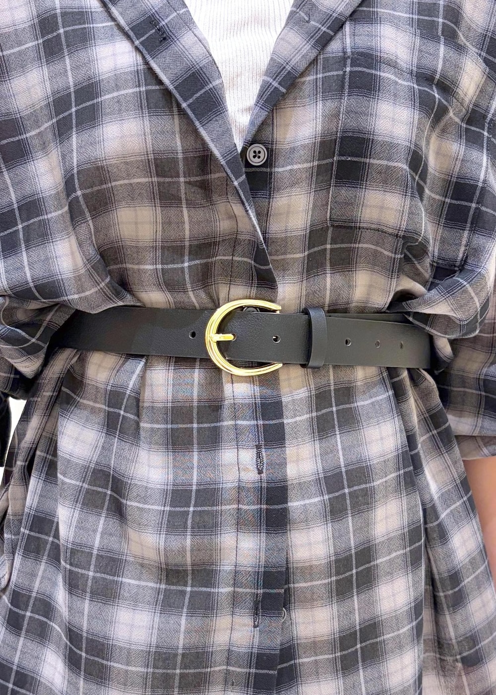 ベージュ系のその他パンツ、ホワイト系のタンクトップ、ブラック系のサンダルを着用したレディースの夏コーディネートの6枚目の写真
