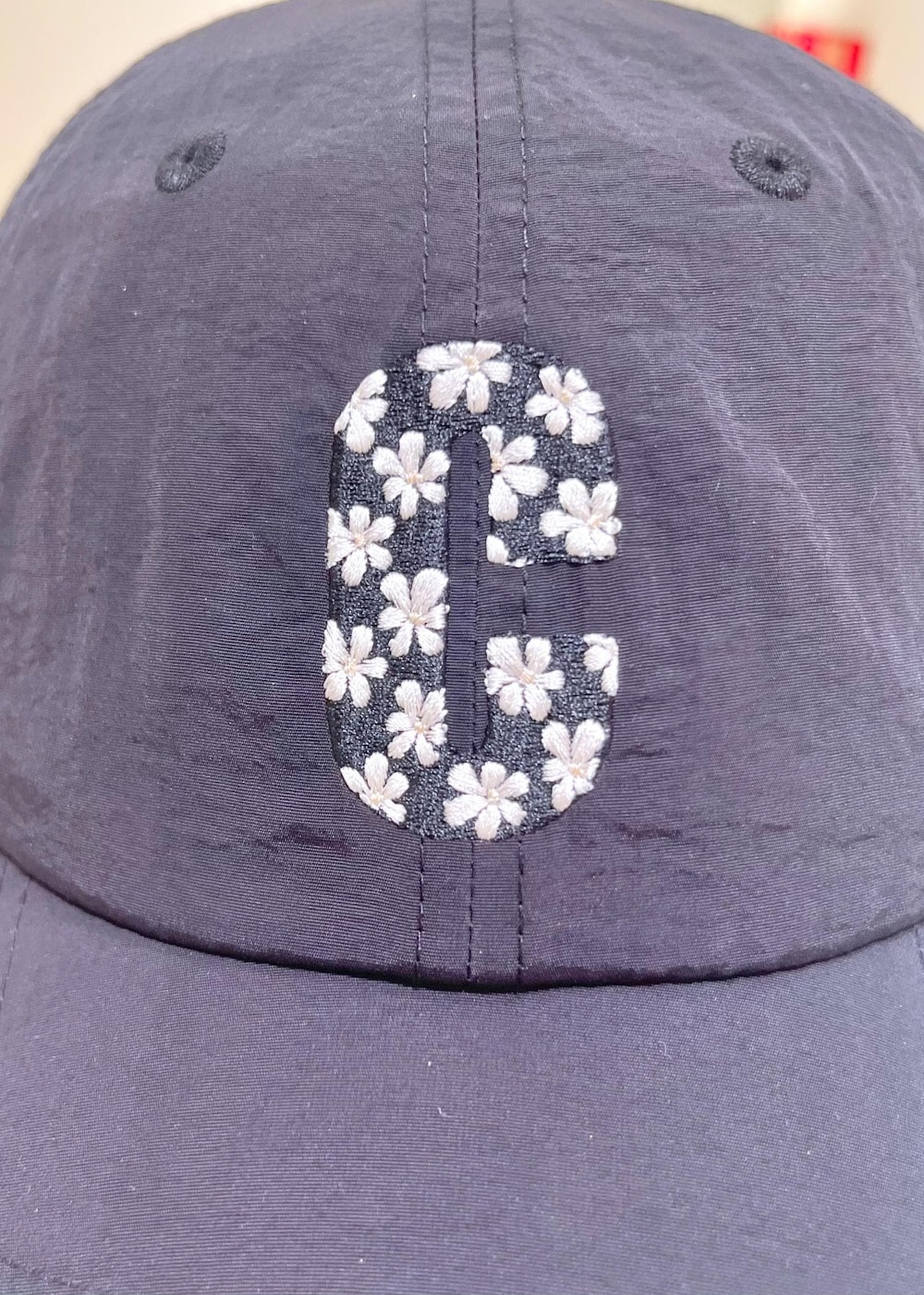 ブラック系のサンダル、ブラウン系のスカート、ベージュ系のベストを着用したレディースの夏コーディネートの6枚目の写真