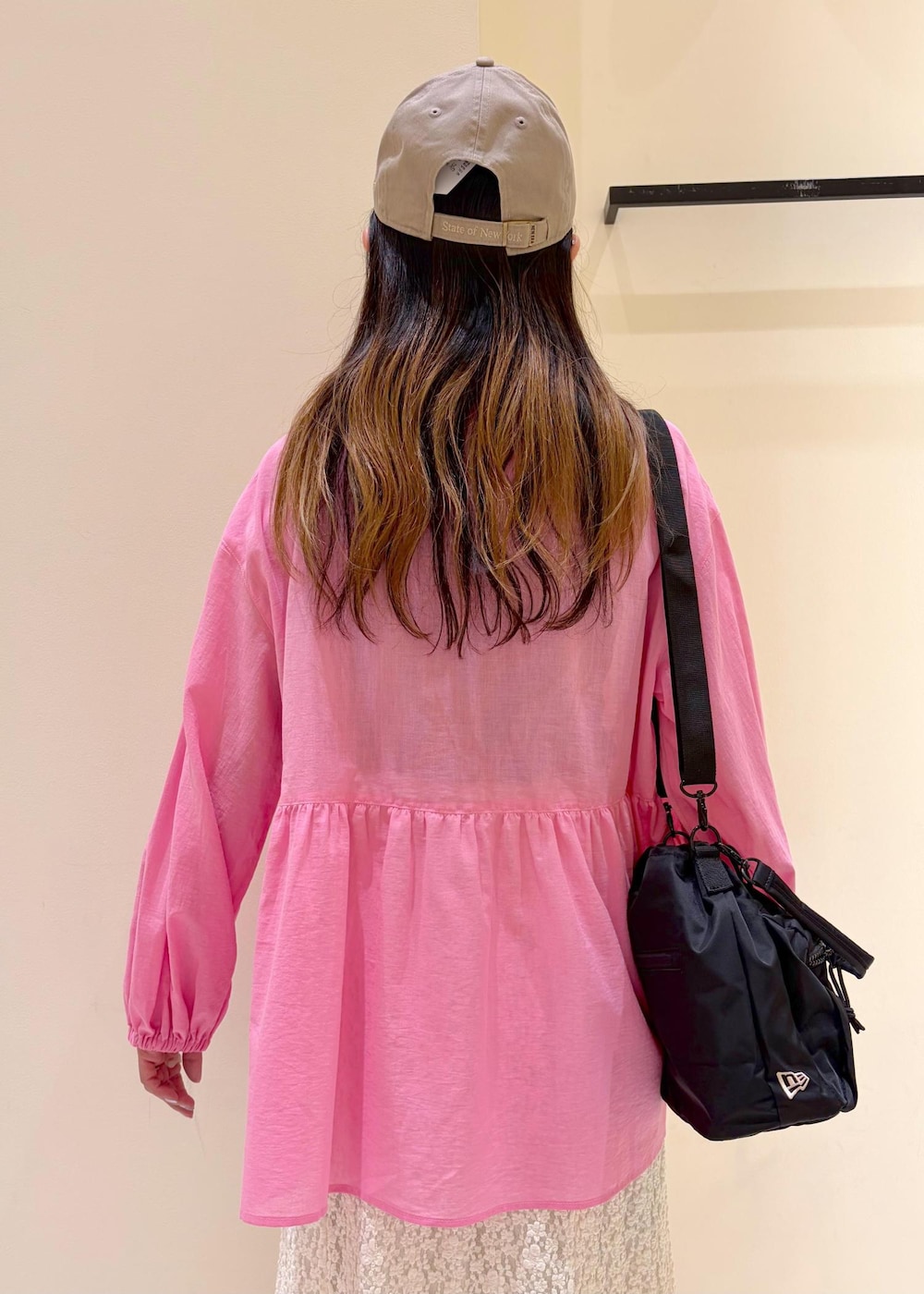 ホワイト系のスカート、ピンク系のシャツ/ブラウス、ブラック系のショルダーバッグを着用したレディースの春コーディネートの6枚目の写真