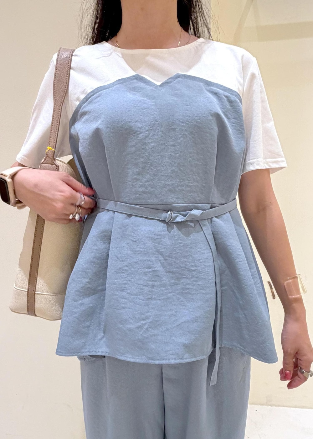 ホワイト系のショルダーバッグ、ホワイト系のサンダル、ブルー系のその他パンツを着用したレディースの夏コーディネートの6枚目の写真