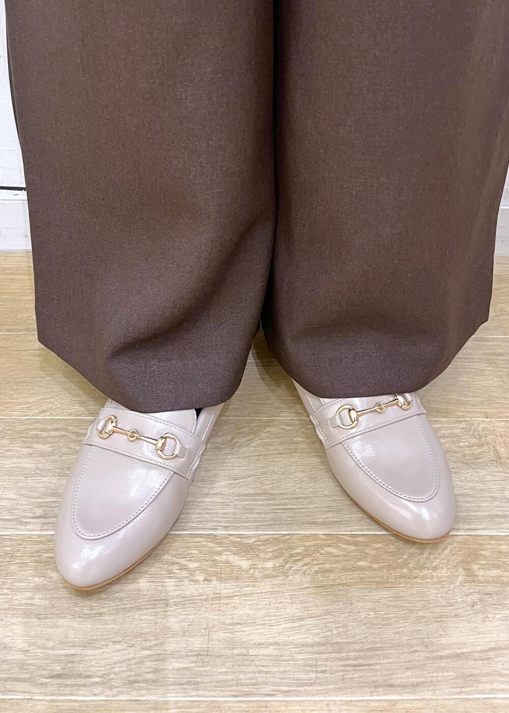 ブラック系のニット/セーター、ホワイト系のキャミソール、ベージュ系のローファーを着用したレディースの秋コーディネートの9枚目の写真