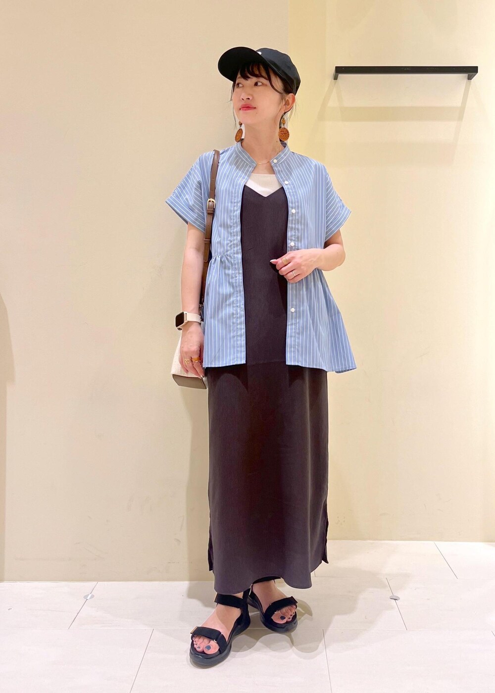 グレー系のタンクトップ、グレー系のワンピース、ブルー系のシャツ/ブラウスを着用したレディースの春コーディネートの10枚目の写真