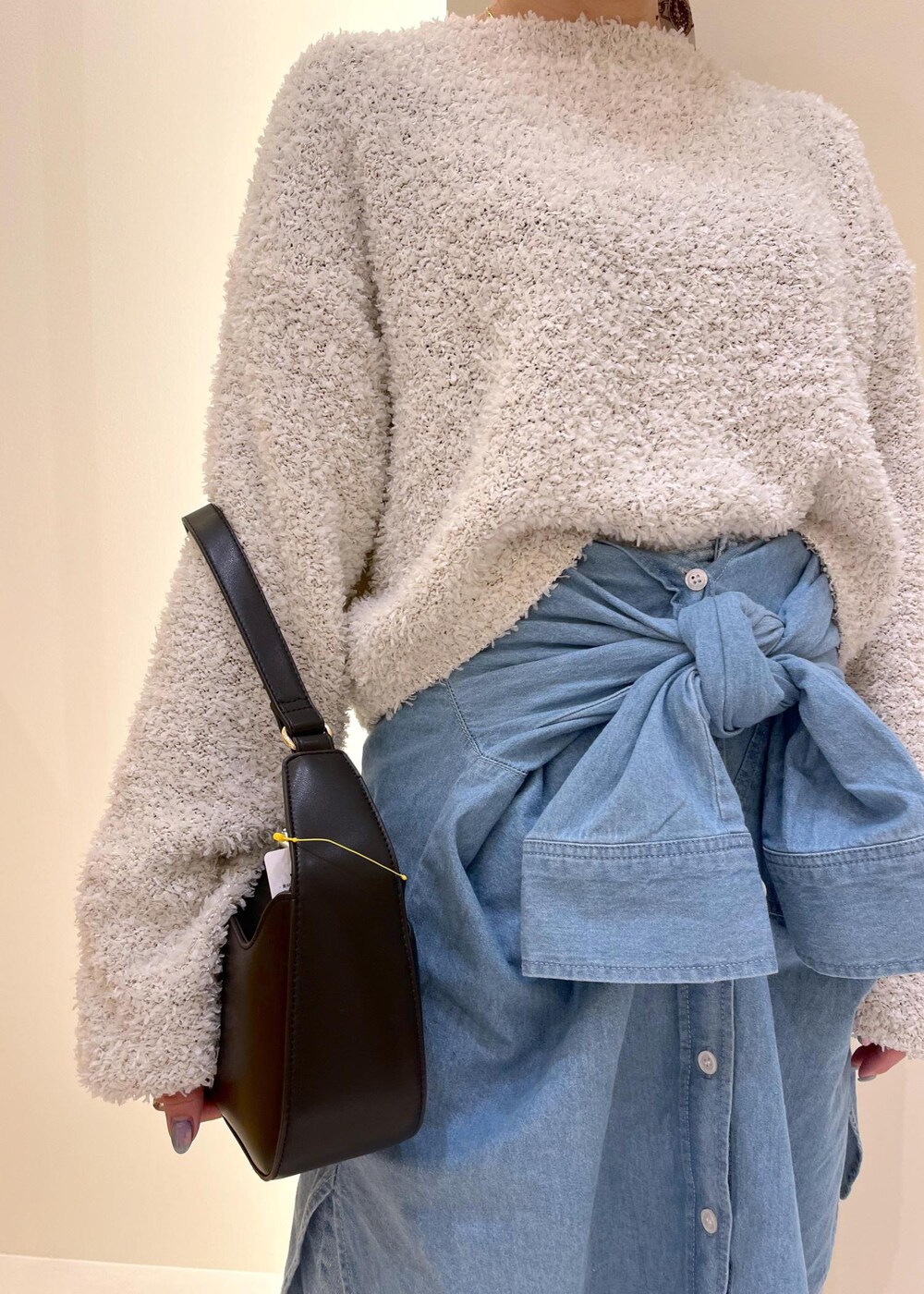 ブルー系のデニムパンツ、ブルー系のシャツ/ブラウス、グレー系のニット/セーターを着用したレディースの春コーディネートの6枚目の写真