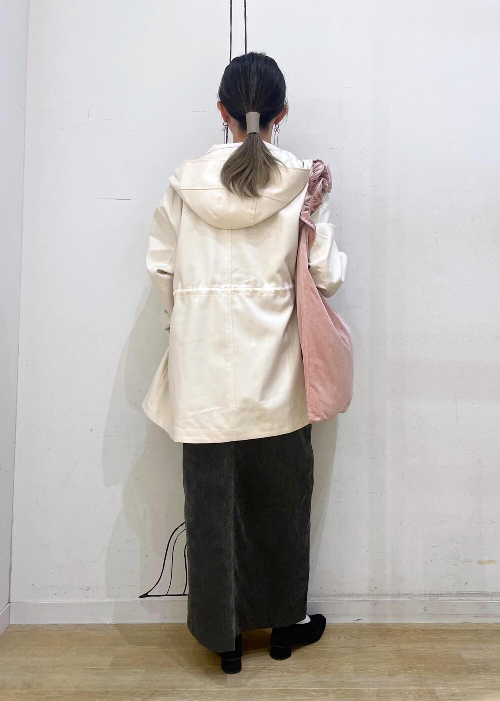 ブラック系のTシャツ/カットソー、ピンク系のショルダーバッグ、ホワイト系のマウンテンパーカーを着用したレディースの秋コーディネートの6枚目の写真