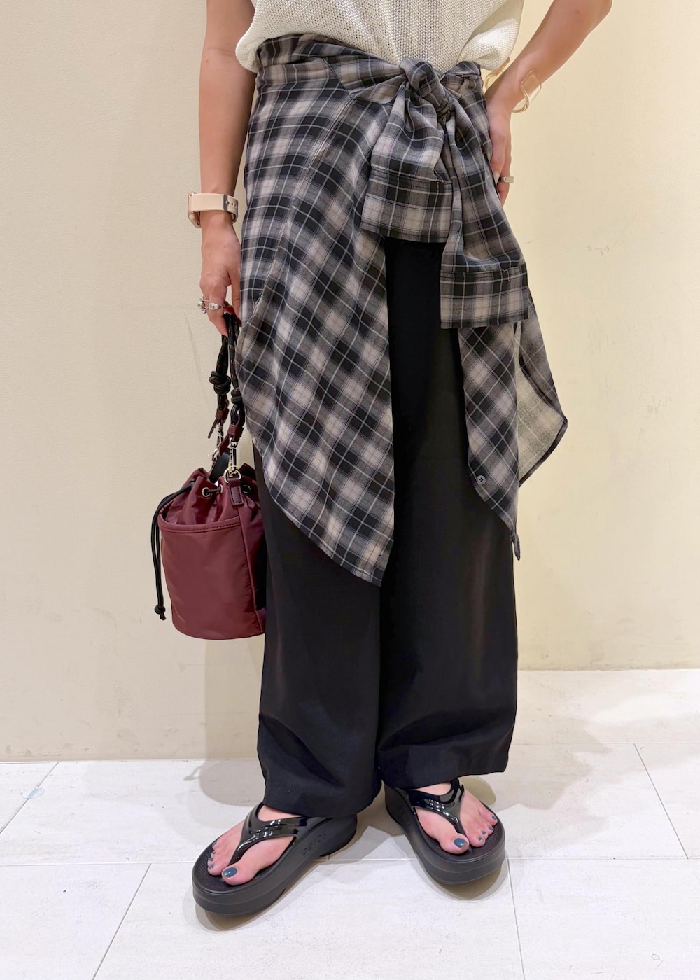 レッド系のショルダーバッグ、ブラック系のその他パンツ、ホワイト系のニット/セーターを着用したレディースの夏コーディネートの8枚目の写真